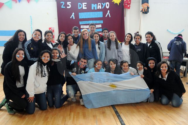 En la Escuela Nº 508. Chicas y chicos ya están palpitando la Copa del Mundo.