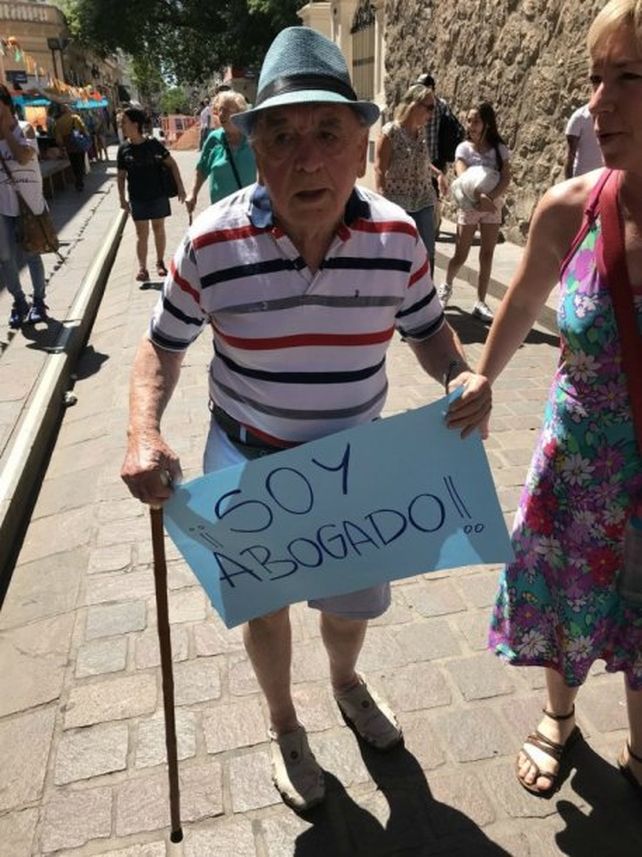 Ejemplar: tiene 82 años y se recibió de abogado