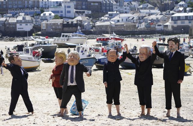 Parodia. Manifestantes ambientalistas se burlan de los gobernantes del G7 en las playas de Cornwall.