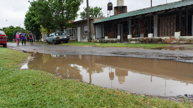 Los días de lluvia, en barrio Las Flores desbordan las zanjas y los márgenes de las calles quedan anegados.