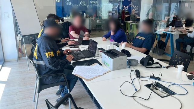 Los agentes de la Federal durante el allanamiento.
