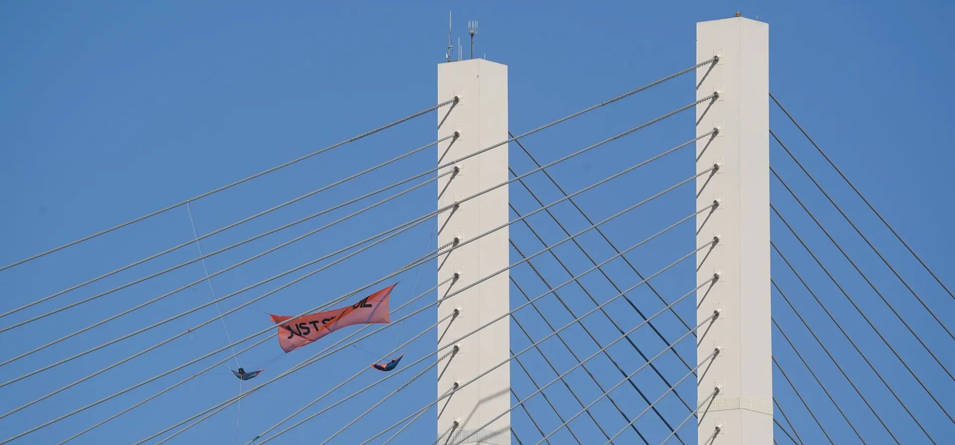 Dartford, Inglaterra: activistas de Just Stop Oil continúan su protesta por segundo día en el puente Queen Elizabeth II, que permanece cerrado al tráfico después de que dos escaladores del grupo lo escalaran. Fotografía: Gareth Fuller/PA