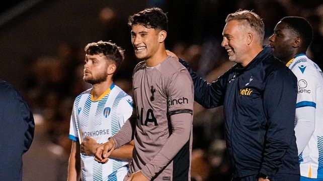 A la cancha. Alejo Veliz ingresó en la victoria ante Luton Town cuando se jugaba tiempo adicional.