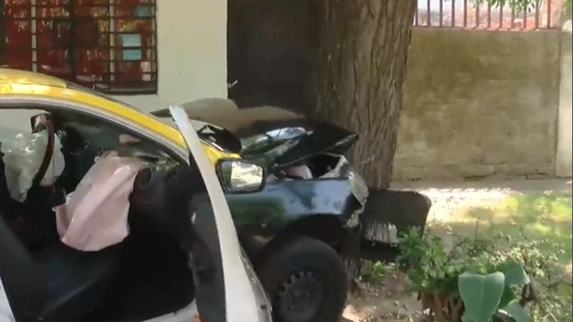 Un taxista fue atacado por dos ladrones con un cuchillo y terminó chocando con un árbol