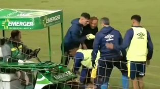 Miguel Ángel Russo se enojó con el médico del carrito sanitario. Luego se disculpó por su reacción. (Imagen de video)