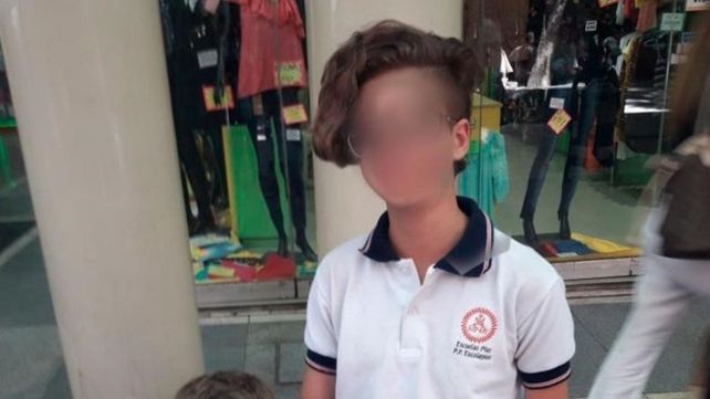 No la dejan entrar a la escuela por su corte de pelo