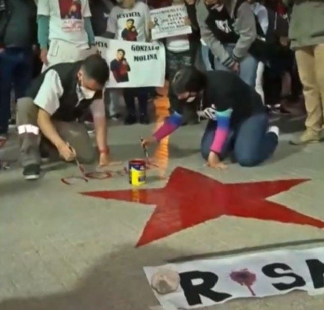 En la marcha de este viernes se pinto una estrella roja