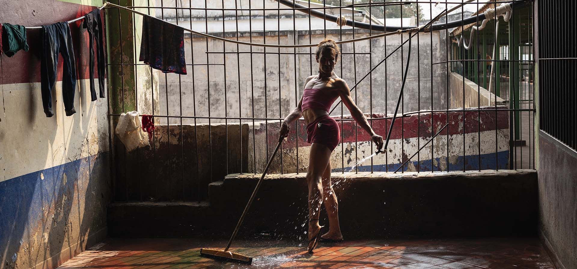 Magali Vargas posa mientras limpia el piso del pabellón reservado para reclusos transgénero en la Penitenciaría Regional de Coronel Oviedo, Paraguay, el 30 de agosto de 2024. (Foto AP/Rodrigo Abd) Magali Vargas posa mientras limpia el piso del pabellón reservado para reclusos transgénero en la Penitenciaría Regional de Coronel Oviedo, Paraguay, el 30 de agosto de 2024. (Foto AP/Rodrigo Abd)