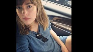 Dakota Johnson y una pose muy sensual en su auto