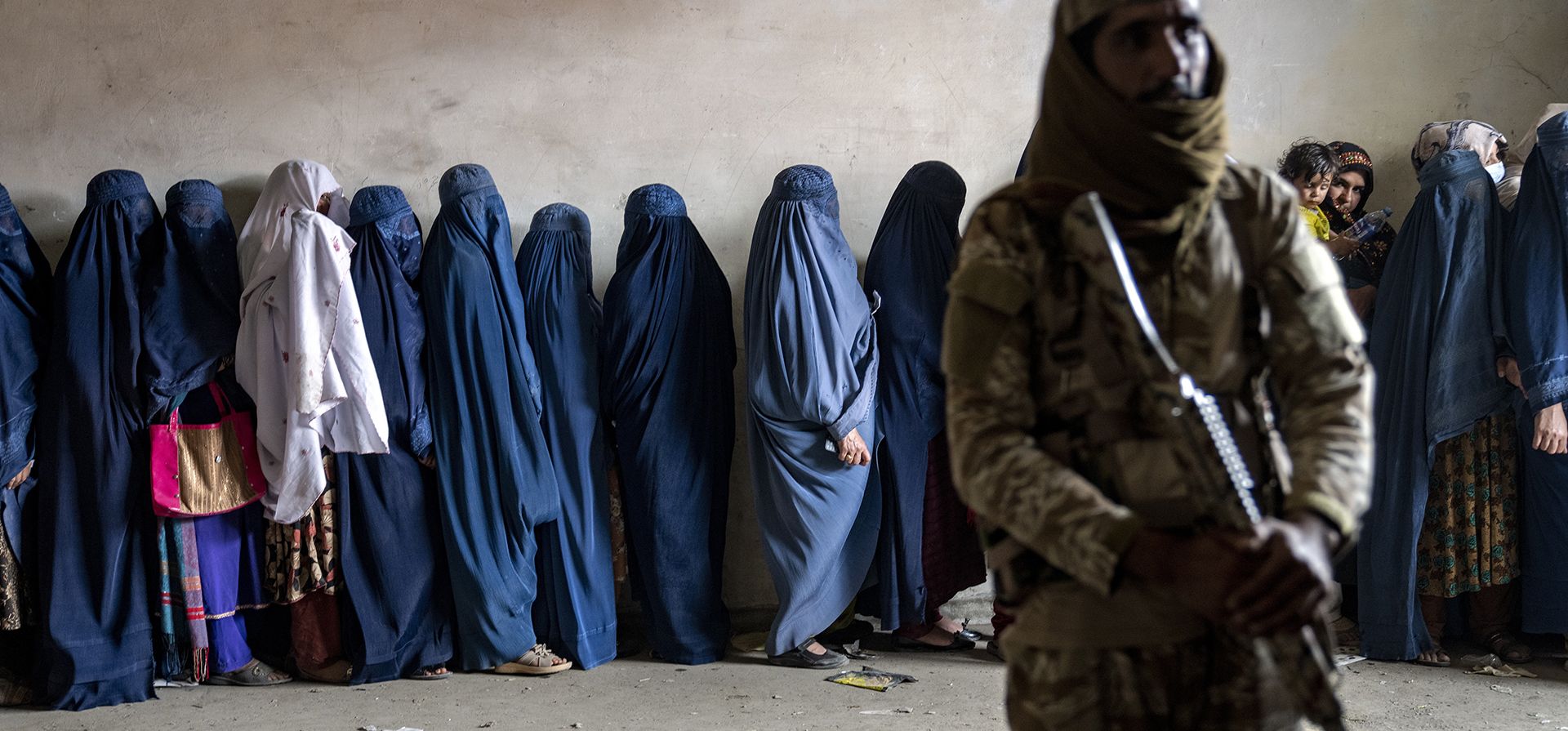 Un combatiente talibán hace guardia mientras las mujeres esperan recibir raciones de comida distribuidas por un grupo de ayuda humanitaria en Kabul, Afganistán. (Foto AP/Ebrahim Noroozi, Archivo) Un combatiente talibán hace guardia mientras las mujeres esperan recibir raciones de comida distribuidas por un grupo de ayuda humanitaria en Kabul, Afganistán. (Foto AP/Ebrahim Noroozi, Archivo)