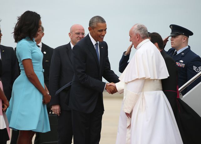 Francisco ya saludó a Barack Obama y conversa unos minutos sobre la alfombra roja con la comitiva.