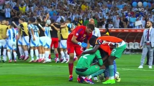 Dibu Martínez se acercó a Alexander Domínguez mientras de fondo los jugadores de la selección festejaban la clasificación.
