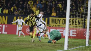 Módica intenta convertir en cancha de Peñarol. En ese partido Central se quedó afuera de la Libertadores.