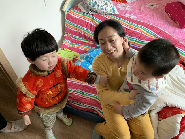 Una madre china con sus dos hijos. No es un caso común, sobre todo en las grandes ciudades. 