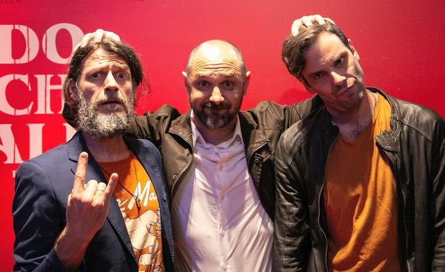 El director (centro) con los dos protagonistas de su película.