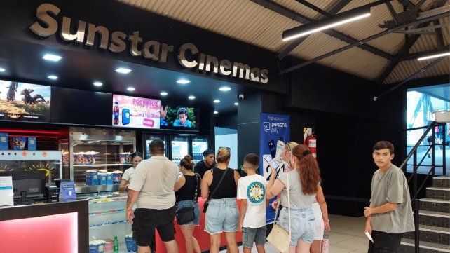 El público haciendo fila para comprar su ticket.