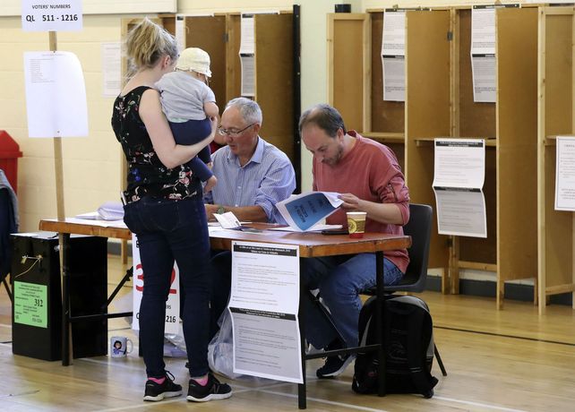 A votar. El voto en Dublín. Los irlandeses decidieron cambiar.