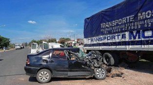 El Volkswagen Polo impactó de lleno contra el camión y el conductor debió ser rescatado entre los hierros retorcidos.&nbsp;