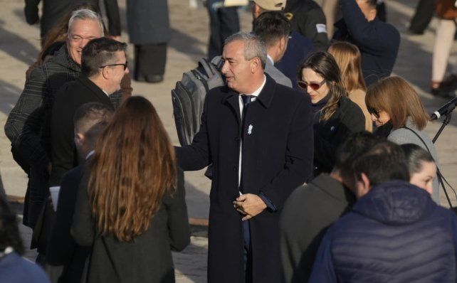 El intendente Pablo Javkin fue una de las primeras autoridades que llegaron al acto del Día de la Bandera.