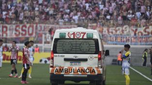 Un jugador de Estudiantes tuvo que salir derecho al hospital y el que lo reemplazó se lesionó también