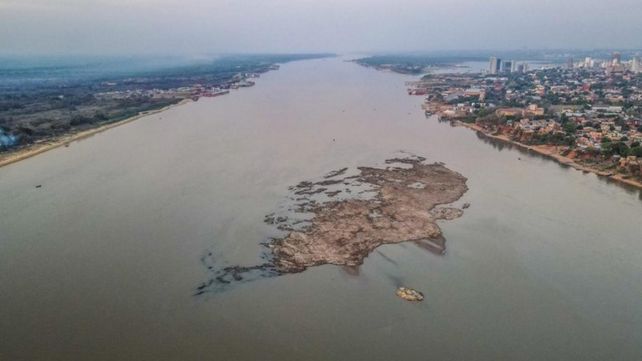 Descubren un islote volcánico frente a Asunción por la bajante del río Paraguay