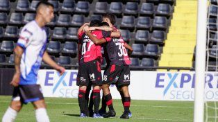Esteban Fernández se abraza a sus compañeros.