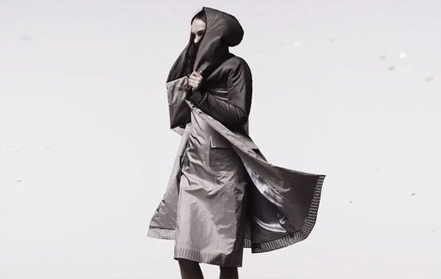 Crean línea de ropa que no sólo protege de la lluvia, sino también de las redes sociales