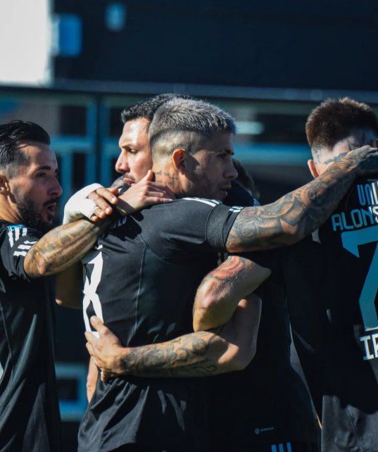 Riestra pisó fuerte en el Guillermo Laza, venció 2-0 a Estudiantes y se ilusiona en el Torneo Clausura