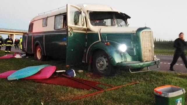 Un camión chocó la parte trasera de un motorhome