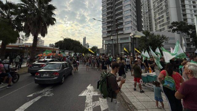 Marcha de la CGT Regional Santa Fe en contra de la reforma laboral.