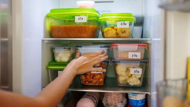 Los más organizados, además de guardar las sobras en recipientes con tapas, les escriben la fecha de preparación