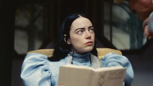 Emma Stone se pone en la piel de Bella, una mujer con el cuerpo de una adulta pero la inocencia de una niña.&nbsp;