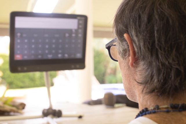 La tecnología que utiliza Esteban Bullrich para comunicarse