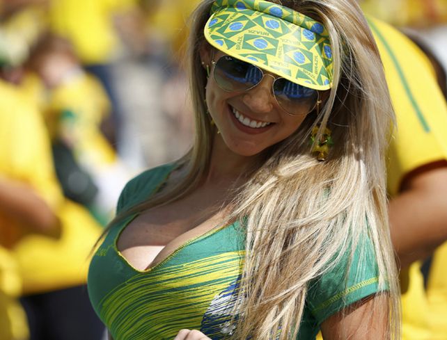 La hinchada femenina desplegó la sensualidad carioca en el primer partido del Mundial