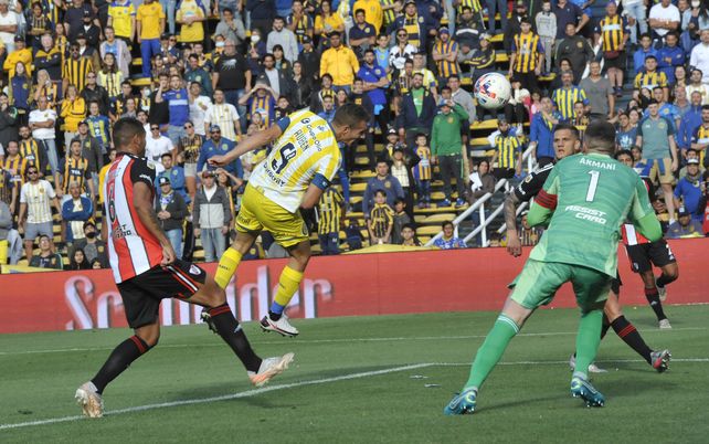 Centro de Blanco, cabezazo de Ruben y gol. El grito que agigantó aún más la figura de Ruben en Central.