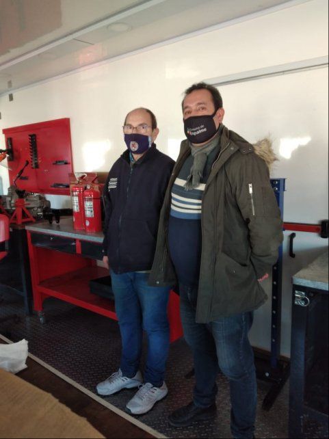 El director Cribb y el jefe comunal Ballejos, dentro de la instalación. 