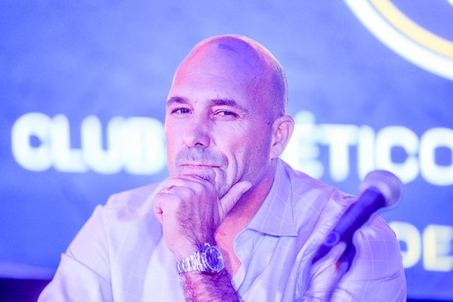Gonzalo Belloso, presidente de Central, dialogó con los jugadores tas la derrota ante Platense.