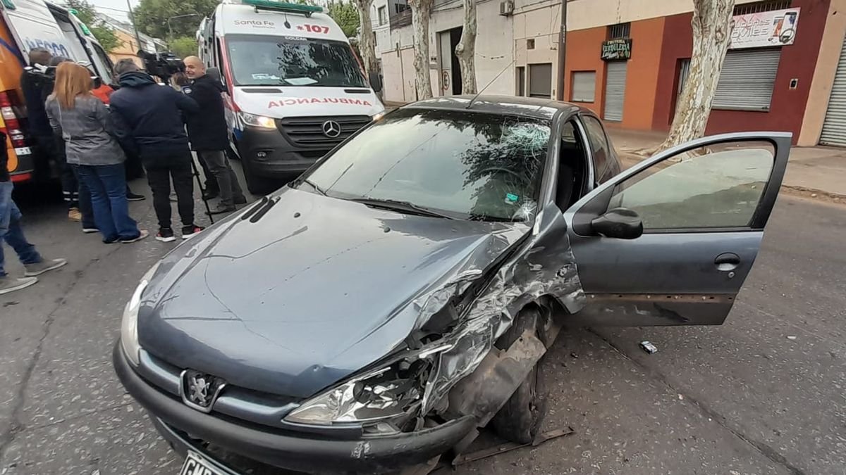 Violento Choque Frontal Entre Dos Autos En La Zona Norte De Rosario