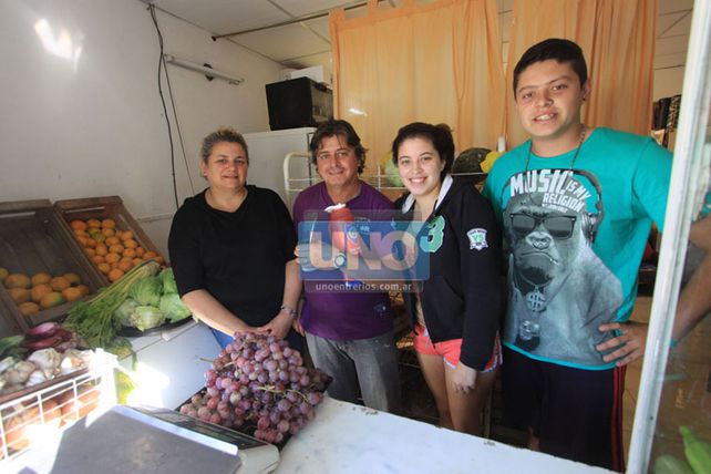 Felices. Mariela Almeida y su familia tienen una verdulería y contaron cómo vivieron el nacimiento del barrio. Foto UNO/Juan Ignacio Pereira
