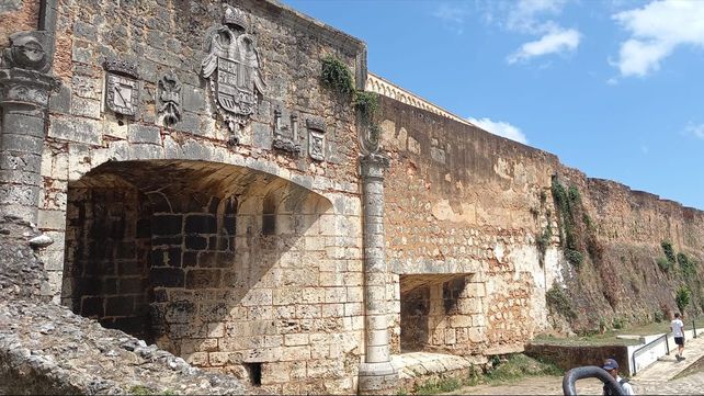 Santo Domingo: la piedra y la memoria que late más allá de las playas