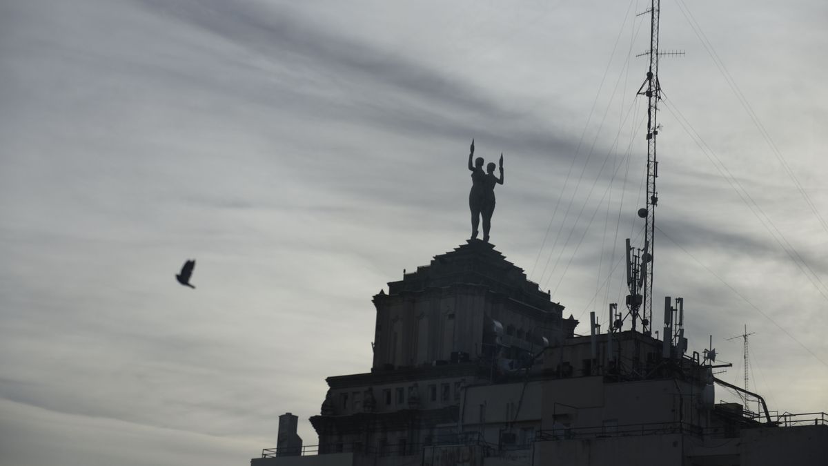 Las dos estatuas que coronan un rascacielos rosarino y esconden una historia ligada al campo