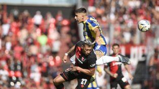 Agustín Sández la lucha desde arriba en el clásico. El lateral de Central tiene una efectividad del ciento por ciento ante la Lepra.