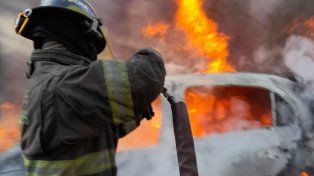 Bomberos Zapadores trabajan en barrio Plata para sofocar el fuego que ya había consumido al auto.&nbsp;