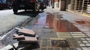 El intendente de Paraná, Adán Bahl, firmó el decreto de adjudicación de obra que incorpora tecnología inteligente a las redes de distribución del agua potable