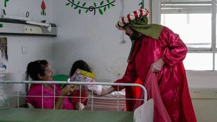 Los Reyes Magos llegaron a los distintos hospitales de Rosario para repartir juguetes y golosinas. 