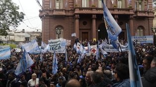 Los municipales se concentraron este mediodía en las puertas del Palacio de los Leones. Allí anunciaron medidas de fuerza.