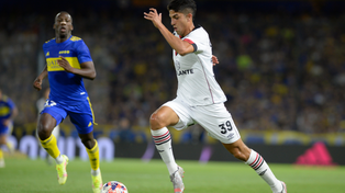 Funez inicia un ataque en el partido contra Boca, última presentación de la lepra de visitante.