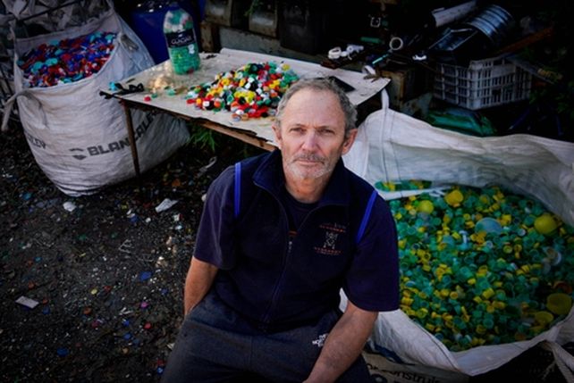 Fabricarán la primera máscara de soldar 100% rosarina a partir de tapitas de plástico recicladas