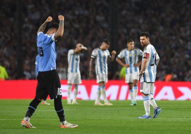 Argentina fue una sombra y perdió el invicto ante Uruguay