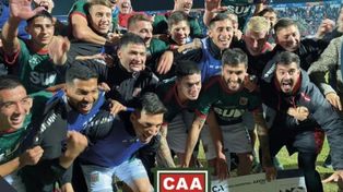 Los jugadores de Agropecuario celebran la gran victoria sobre Racing. El equipo de Diego Osella, de la Primera Nacional, dio el gran golpe en Jujuy.